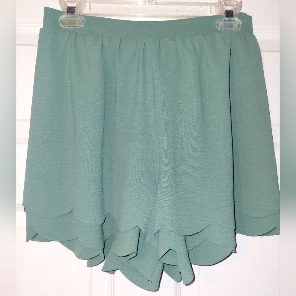 VICI Raw Scalloped Hem Shorts Sage Green‎ Size Medium